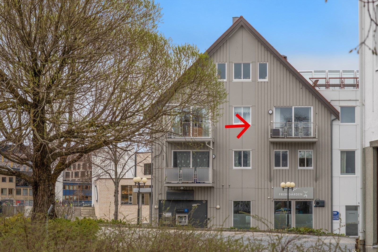 Leiligheten disponerer én oppstillingsplass i felles parkeringskjeller og en bod i underetasjen. Galleribilde