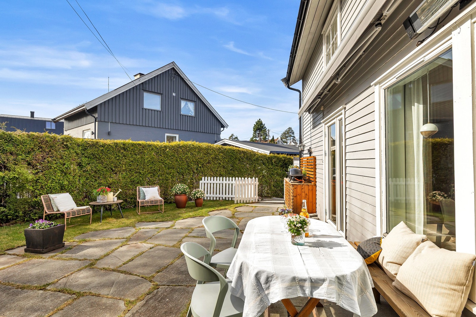 Steinbelagt sydvestvendt terrasse på ca. 30 kvm Galleribilde