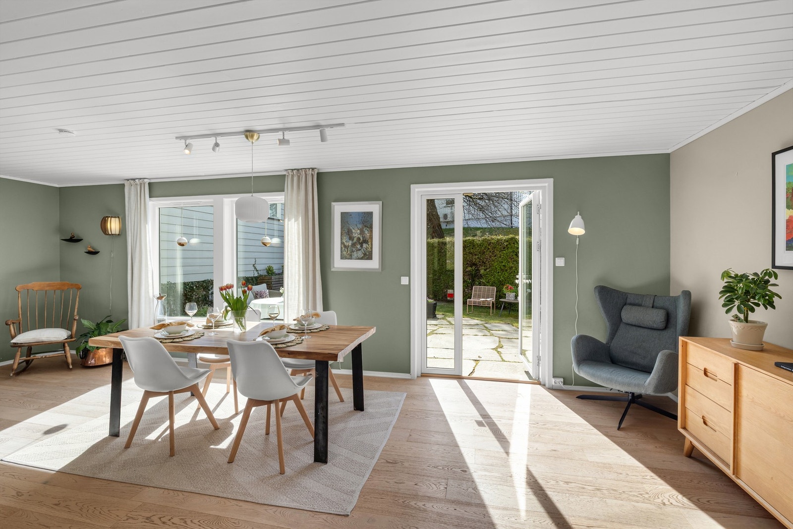 Fra stuen er det direkte utgang til terrasse og hage Galleribilde