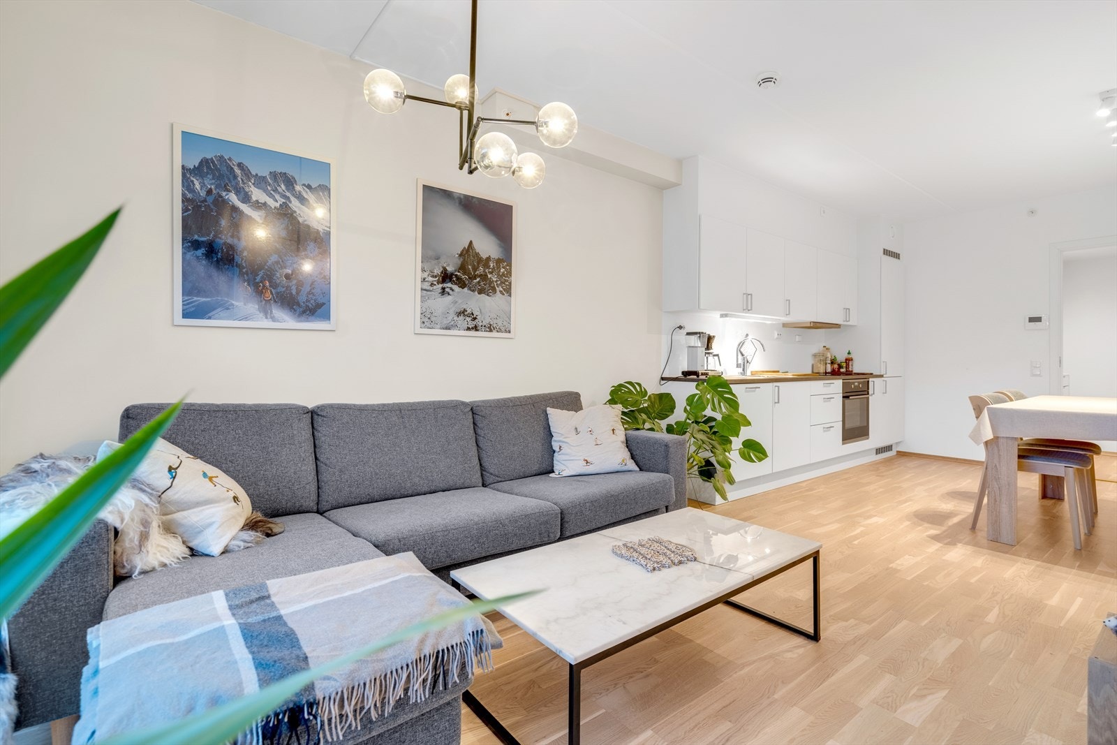 En helhetlig stil med parkett på gulv og malte, slette vegger. Galleribilde