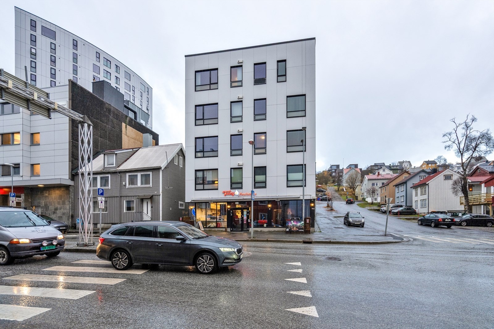 Bygget er fra 2020 og har en moderne fasade med vedlikeholdsvennlige plater. Galleribilde