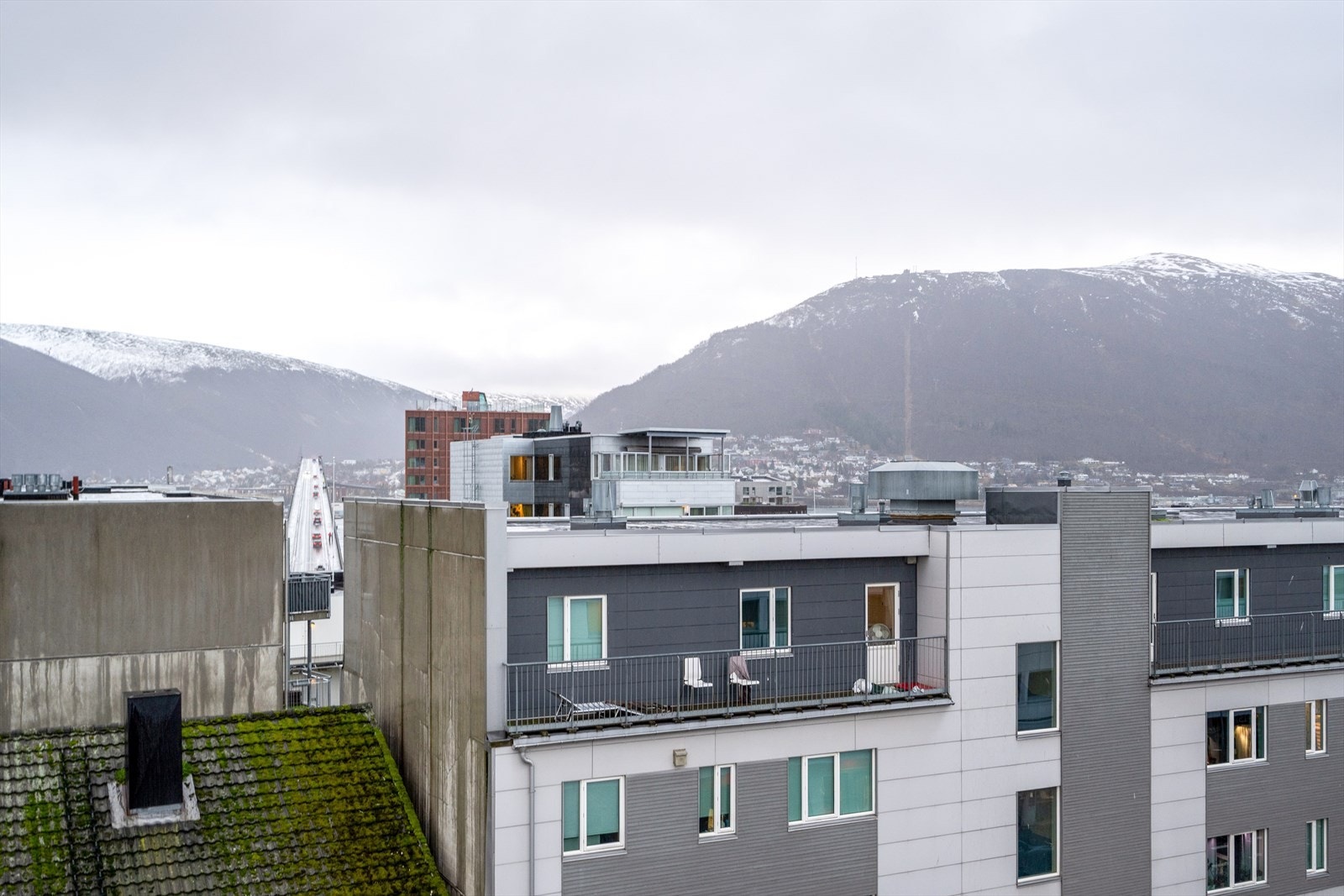Utsikt mot fjellene som omkranser byen. Galleribilde