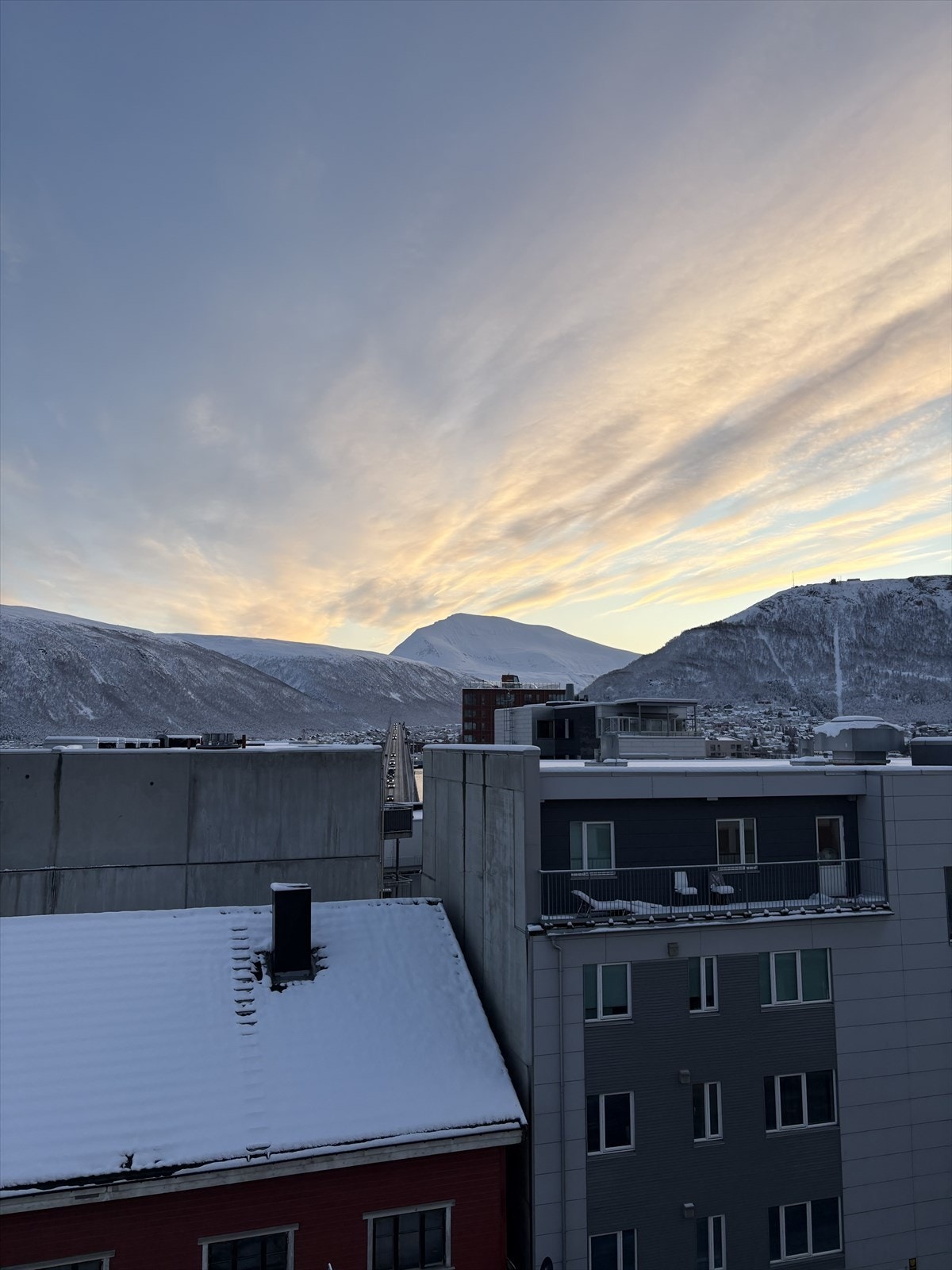 Bygget ligger i et område med nærhet til både byliv og natur. Galleribilde