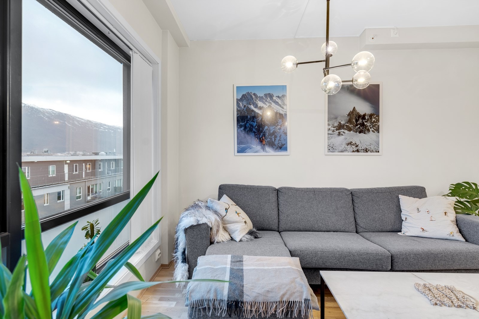 Fra stuevinduet har du utsyn over nærområdet og fjellene. Galleribilde