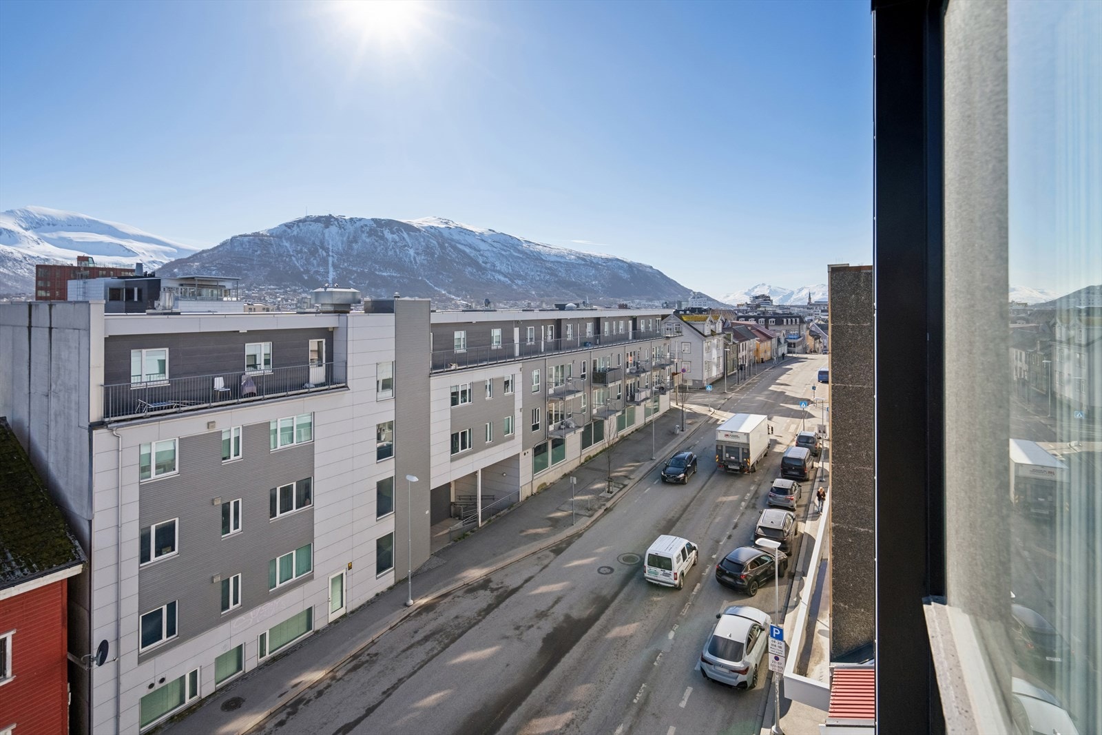 Fra leiligheten ser man ned på Elvegata og bylivet. Galleribilde