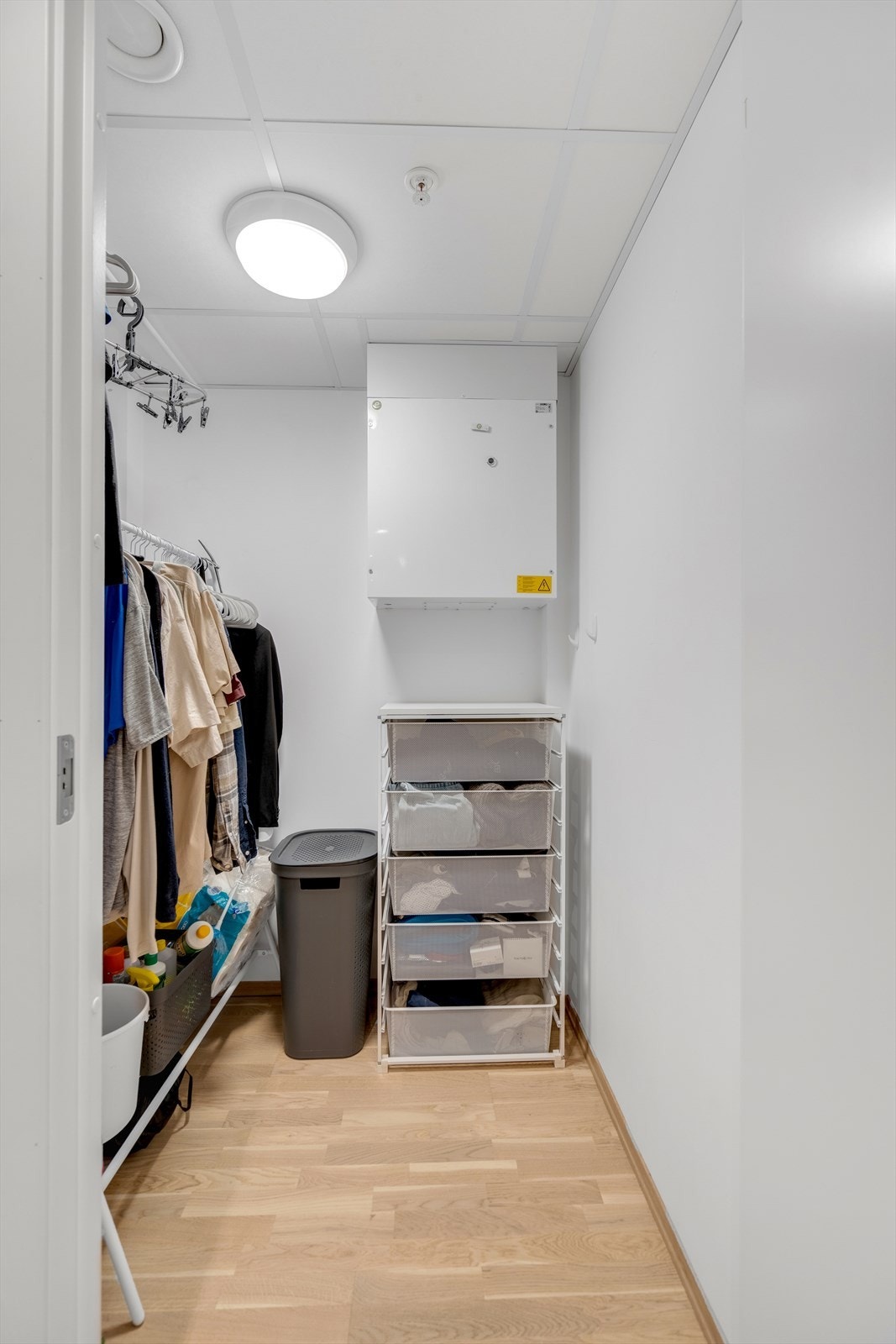 Innvendig bod gir god lagringsplass. Her er også aggregatet for balansert ventilasjon plassert. Galleribilde