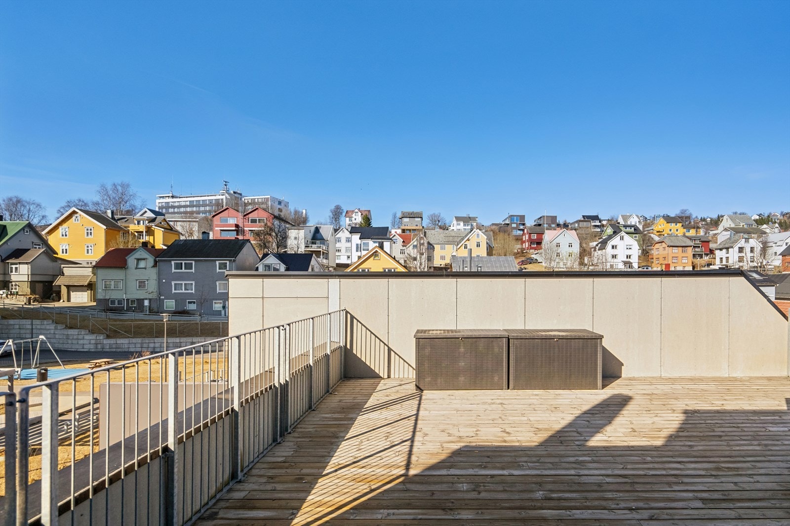 Takterrassen er et flott fellesareal for beboerne, med utsikt over fargerik bybebyggelse. Galleribilde