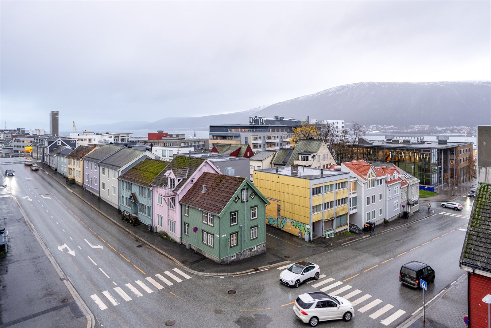 Nærområdet er en blanding av nyere bebyggelse og sjarmerende, eldre trehus. Galleribilde