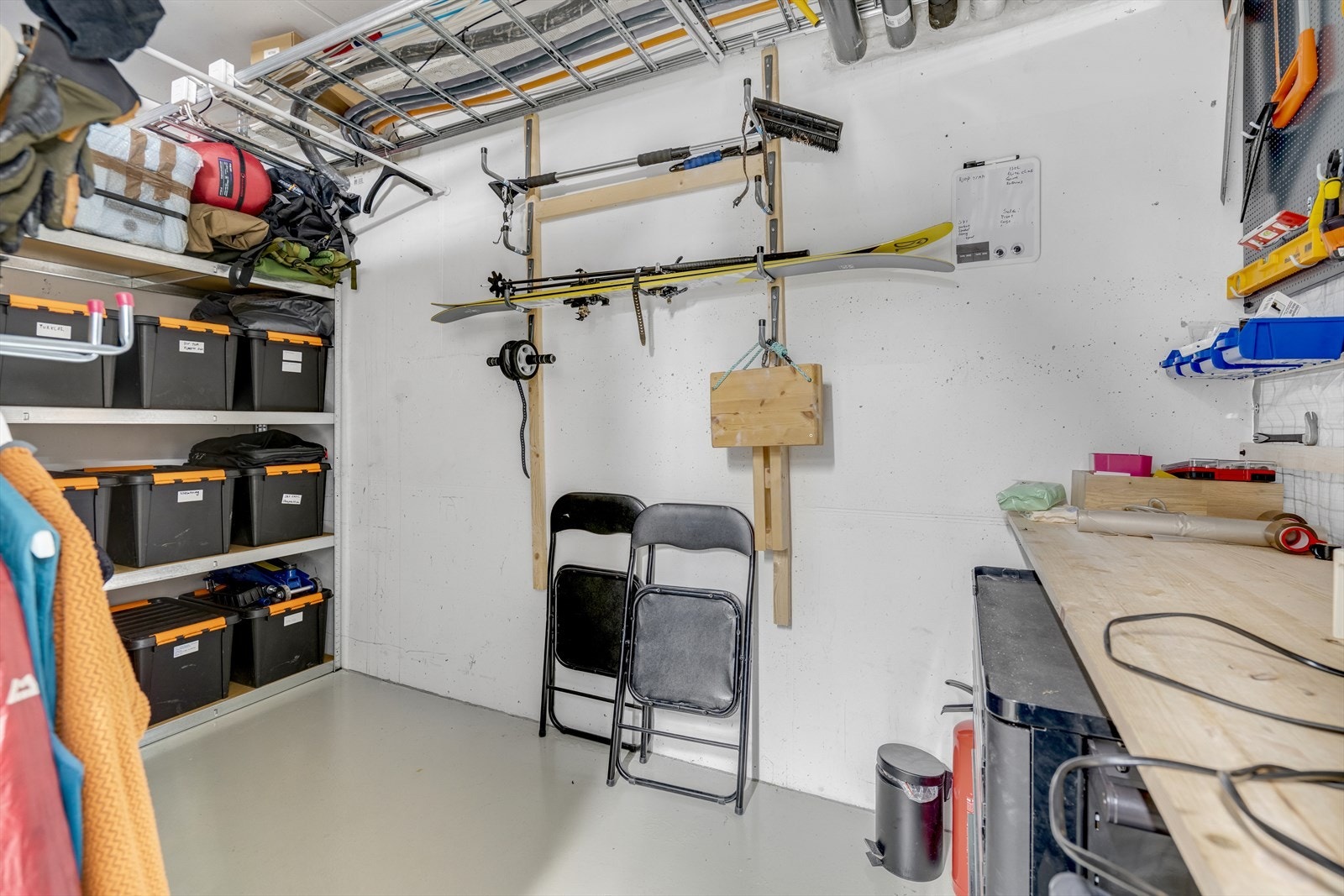 Det medfølger en romslig sportsbod på 7 m² i bygningens underetasje. Galleribilde