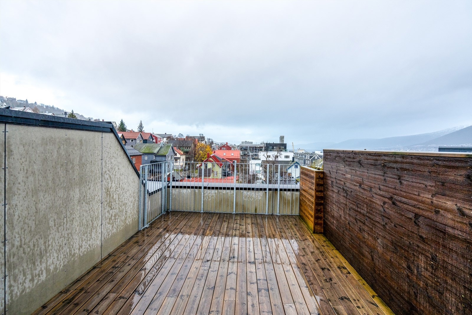 Fra takterrassen ser man utover byens tak og mot sundet. Galleribilde