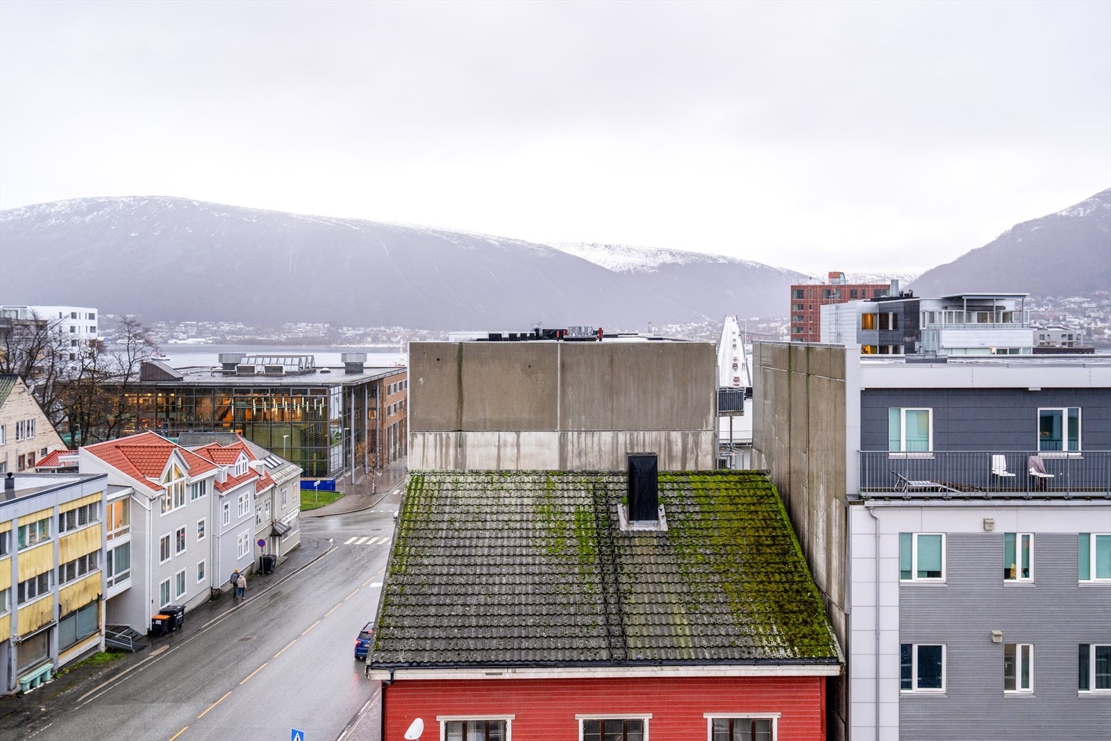 Fra leiligheten er det utsyn mot Tromsøbrua og fastlandet. Galleribilde