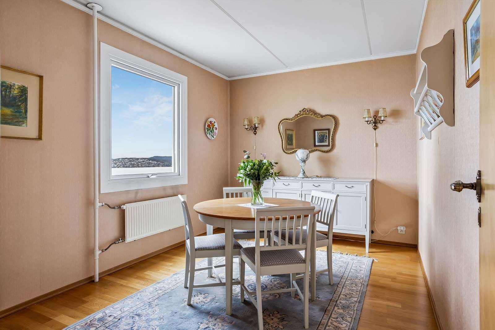 Spisestuen har god plass til et spisebord for hyggelige sammenkomster. Rommet var opprinnelig et soverom og kan enkelt tilpasses etter behov. Galleribilde