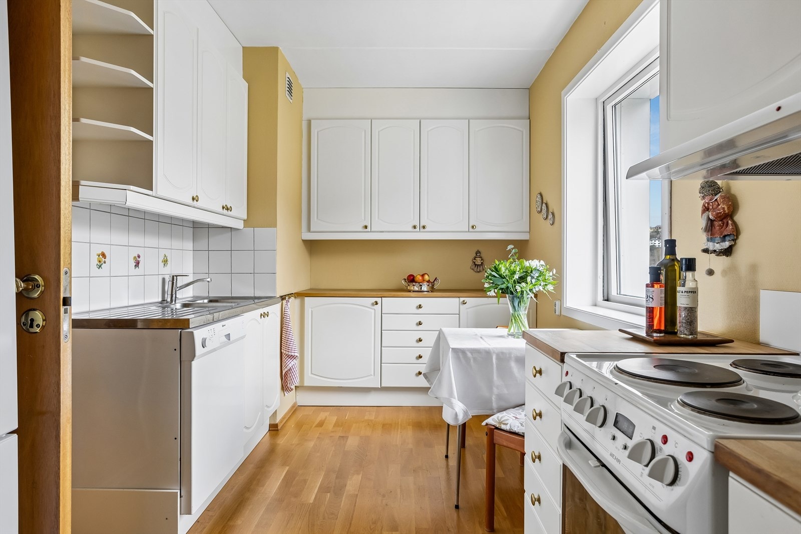 Kjøkkenet er praktisk innredet med benkeplater i heltre, godt med skapplass og integrerte hvitevarer som stekeovn og oppvaskmaskin. Galleribilde