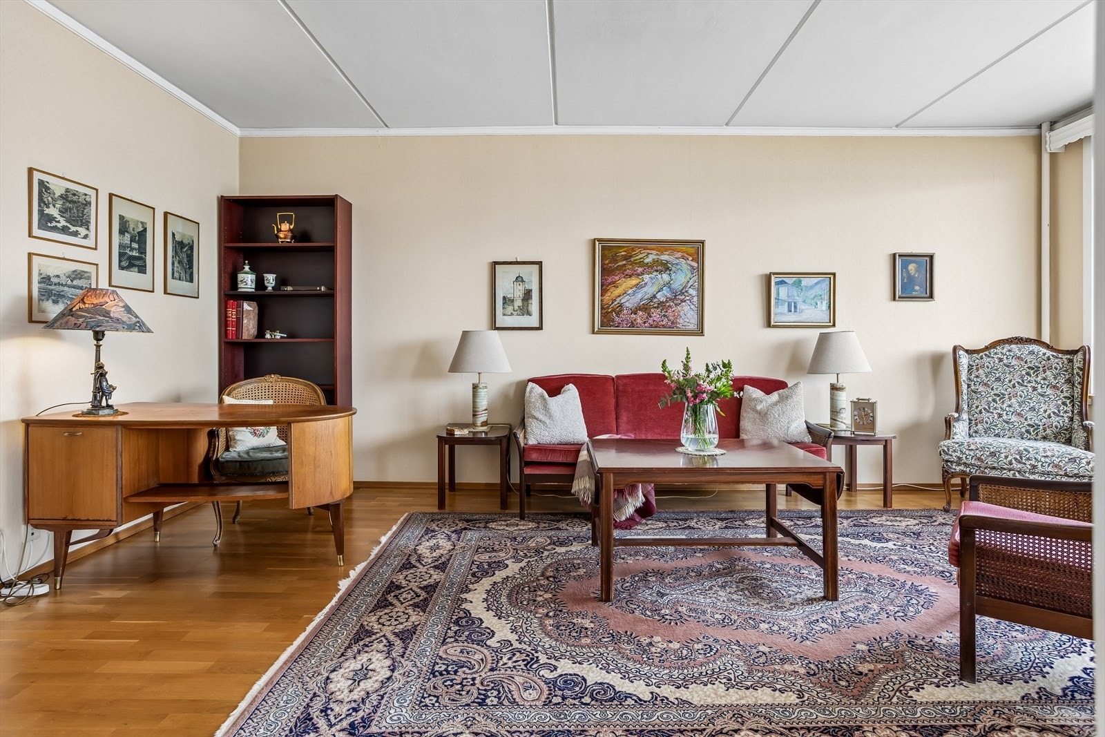 Stuen er romslig og lett å møblere, med god plass til både en stor sofagruppe og en egen arbeidskrok. Galleribilde