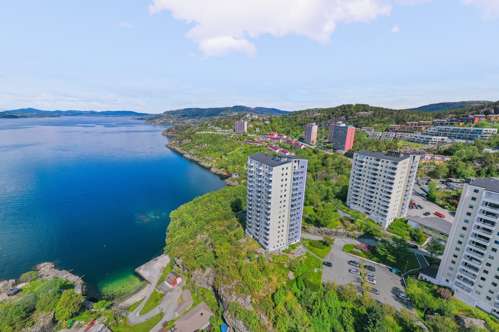 Like ved sjøen, og nært til fjell - i tillegg til sin supersentrale beliggenhet! Galleribilde