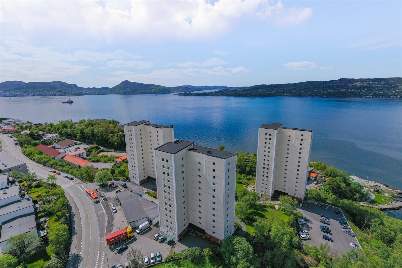 Med busstoppet Brunestykket kun to minutters gange unna, er kollektivforbindelsene utmerkede. Nært NHH, og kort vei til både Åsane og sentrum Galleribilde