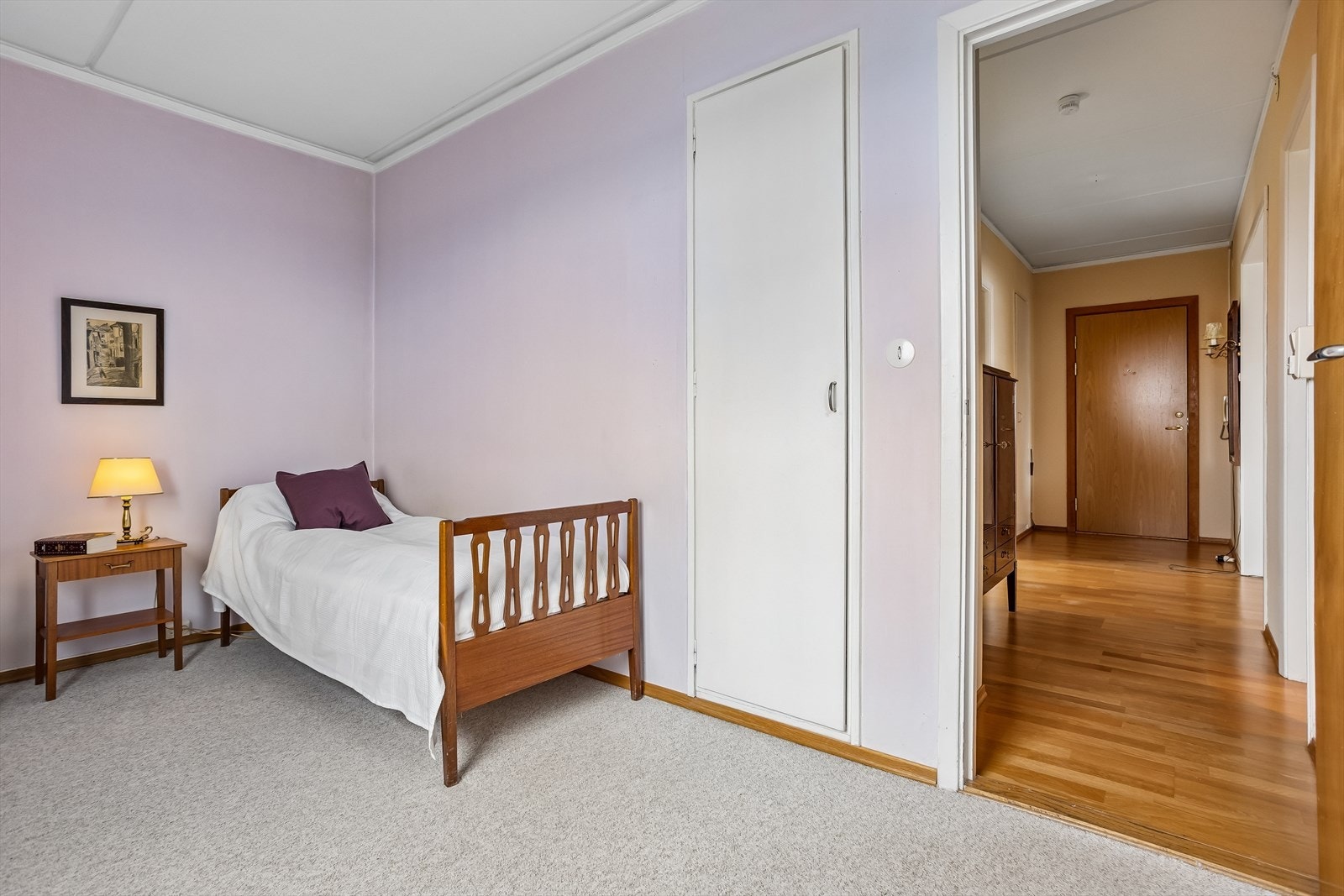 Fra soverommet er det direkte tilgang til en praktisk innvendig bod, perfekt som walk-in-closet. Galleribilde