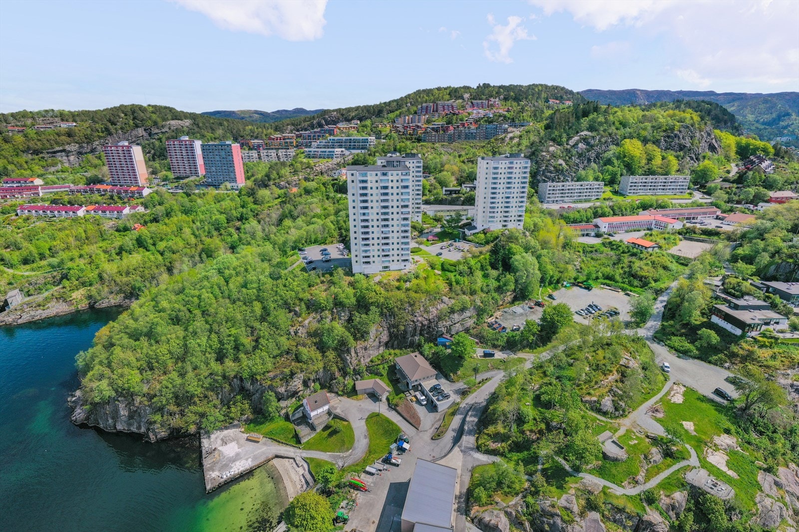 Hellenesset Borettslag ligger i et veletablert og grønt område med nærhet til sjøen. Like nedenfor er det badeplasser, uteområder og klatrevegg. Galleribilde
