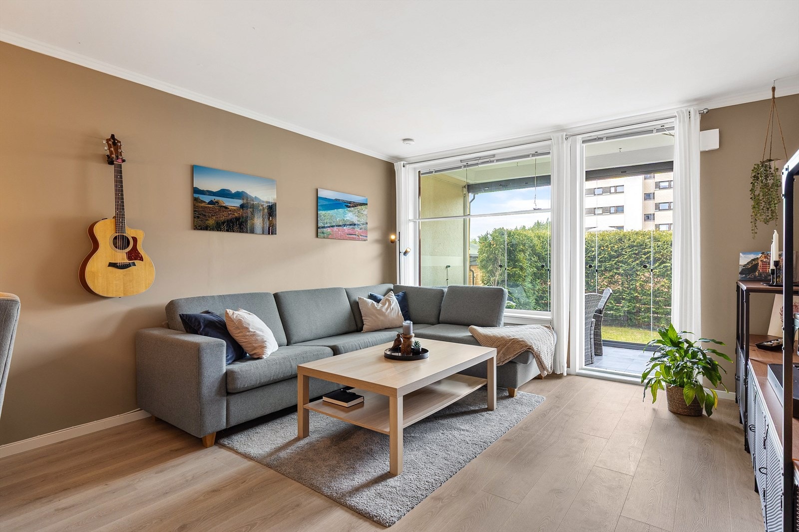 Fra stuen er det utgang til en stor, vestvendt og innglasset terrasse på 14 m². Et herlig uterom som forlenger sesongen. Galleribilde