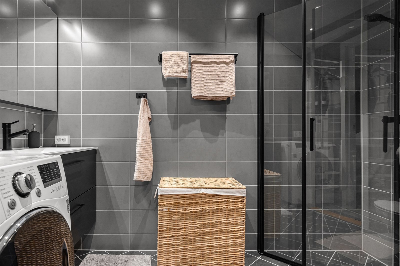 Badet ble pusset opp i 2024 i regi av borettslaget og har fliser på gulv og vegger, samt behagelig gulvvarme. Galleribilde