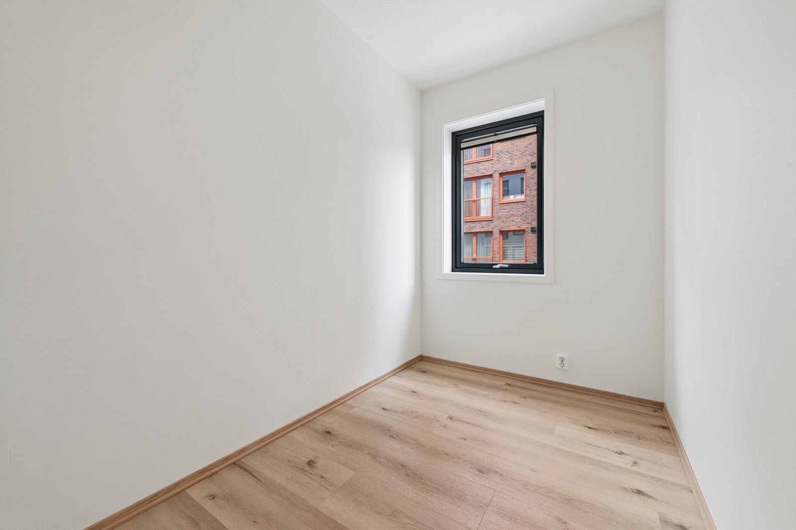 Soverom ll | Lyst og romslig soverom med god gulvflate og vindu som slipper inn rikelig med naturlig lys. Rommet har plass til dobbeltseng, nattbord og øvrig møblering etter behov. Galleribilde