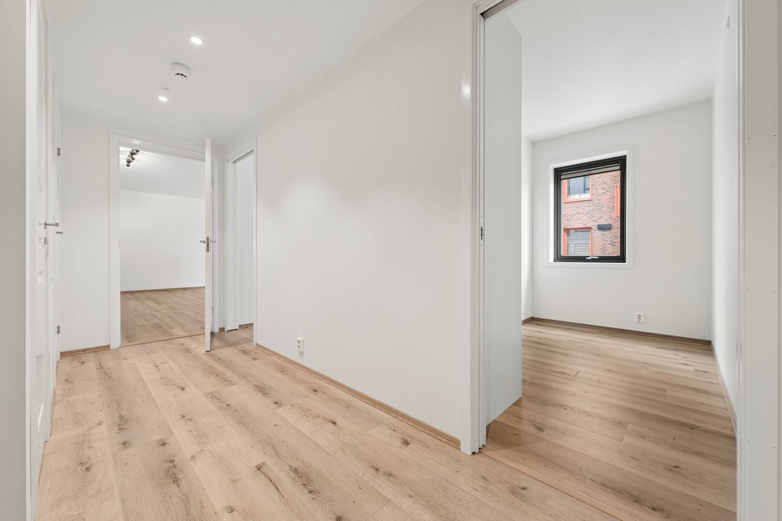 Mellom badet og entréen er det tekniske rommet hvor ventilasjonsanlegget og sikringsskapet er plassert. Her er det også lagringsplass. Galleribilde