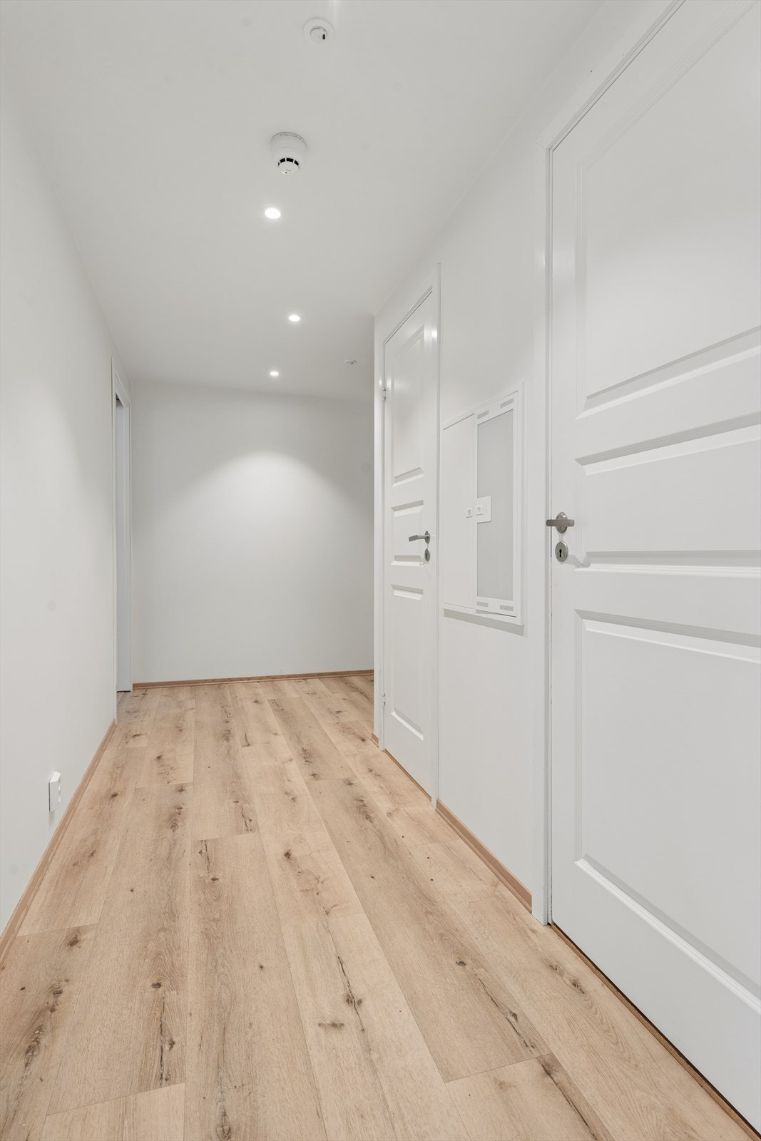 Leiligheten har to soverom av gode størrelser. Her var det opprinnelig ett stort soverom med dør i hver ende, hvor tidligere selger har satt opp lettvegg og delt rommet i to mindre soverom. Galleribilde