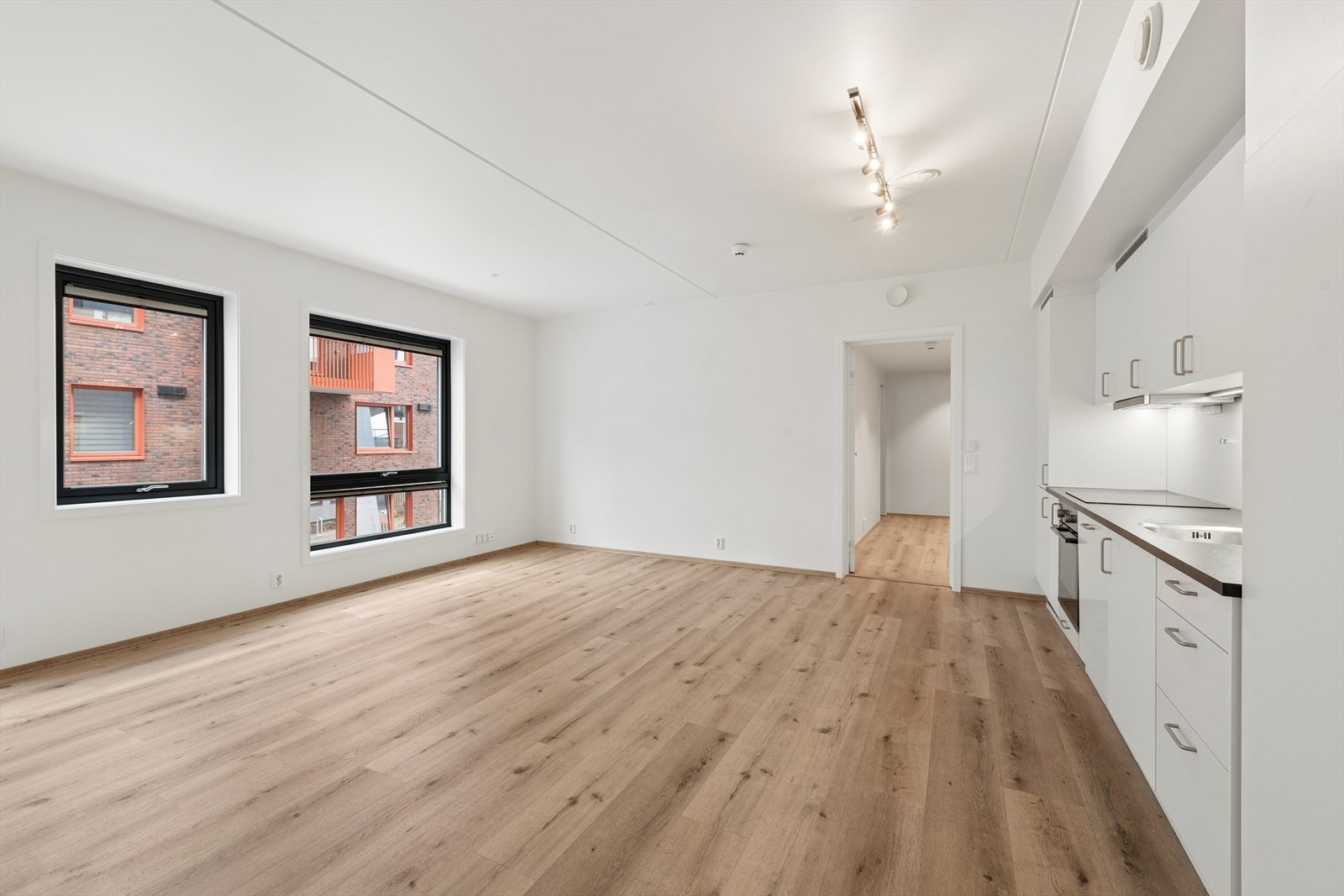 Her kan det enkelt deles inn i to soner - en for hyggelig spisestue, og en for sofagruppe. Galleribilde