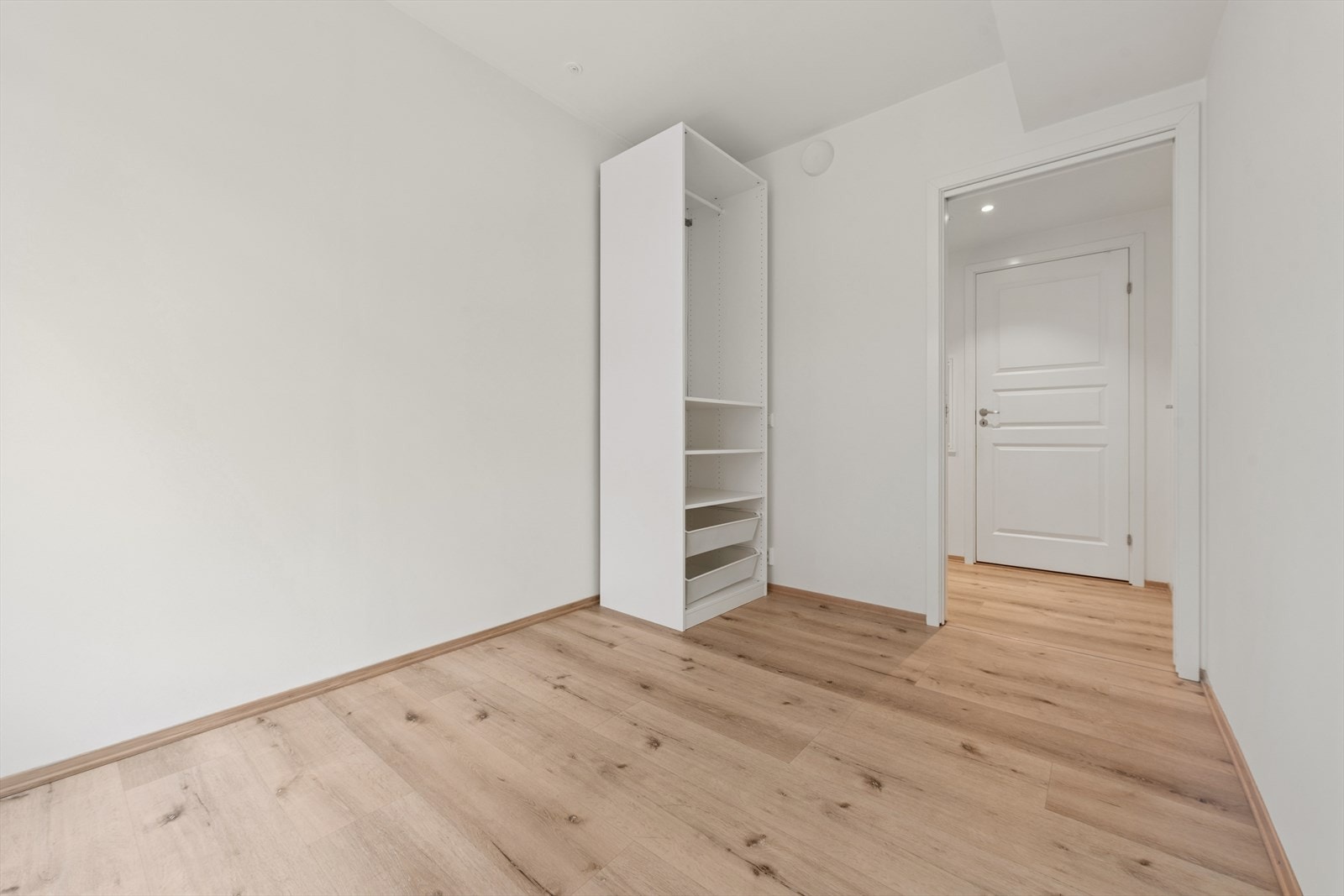 Her er det plass til dobbeltseng, nattbord og annet ønskelig møblement. Galleribilde
