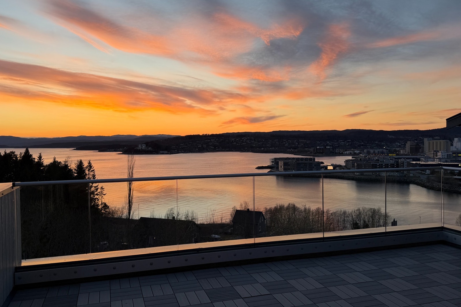 Fra terrassen har man panorama over fjorden! Galleribilde