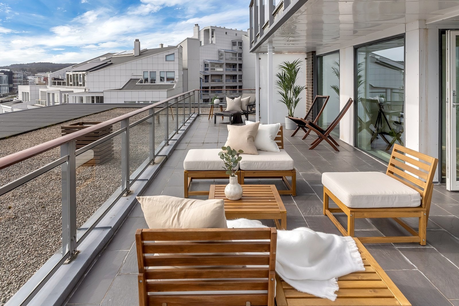 Glassrekkverket gir en moderne finish samtidig som det lar deg nyte den spektakulære utsikten uhindret, mens det skiferbelagte underlaget tilfører en elegant og tidløs karakter. Galleribilde