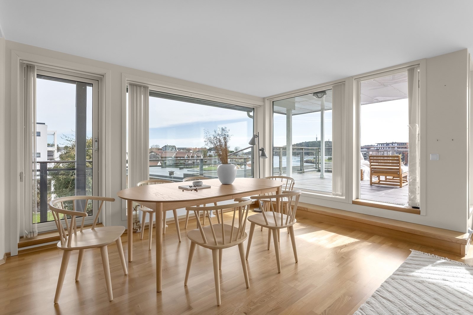De store vinduene slipper inn rikelig med dagslys og gir en luftig og åpen atmosfære i rommet. Galleribilde
