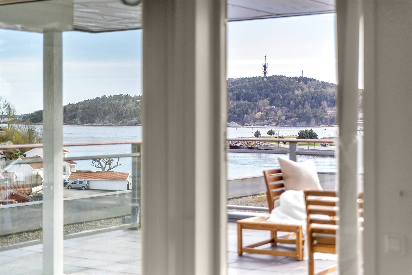 Fra store vindusflater kan du nyte en imponerende utsikt mot både havet og Otra. Galleribilde
