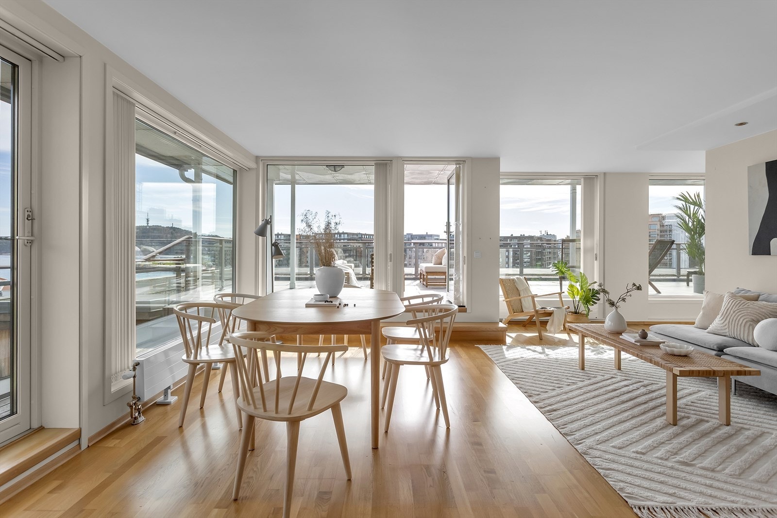 Plassert alene i hele 5. etasje, tilbyr leiligheten en enestående kombinasjon av privatliv, komfort og en spektakulær utsikt. Galleribilde