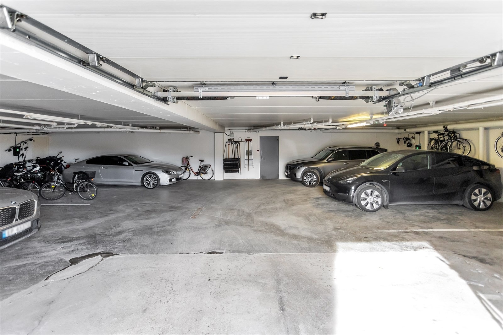 Medfølgende parkeringsplass i lukket anlegg med mulighet for å installere elbil lader. Sportsbod i kjeller for oppbevaring. Heis direkte opp til leilighetens etasje. Galleribilde