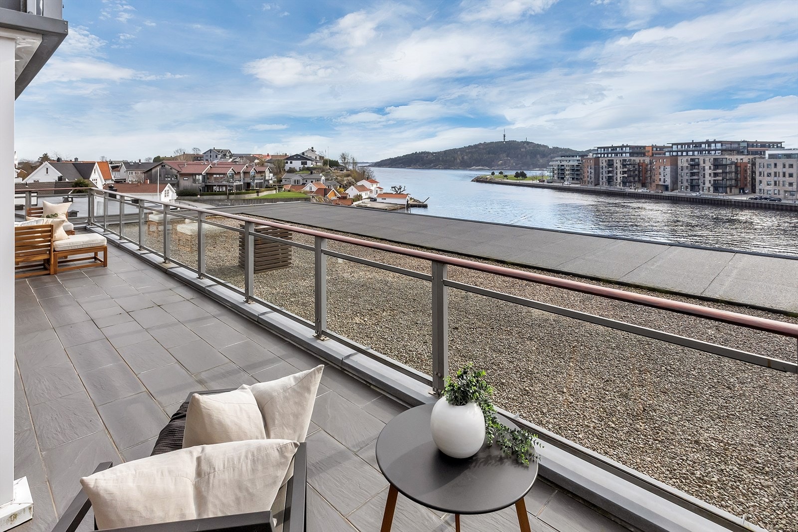 Her kan du lene deg tilbake og hvile øynene på det herlige båtlivet på fjorden, eller la blikket følge Otra som stille flyter forbi. Galleribilde