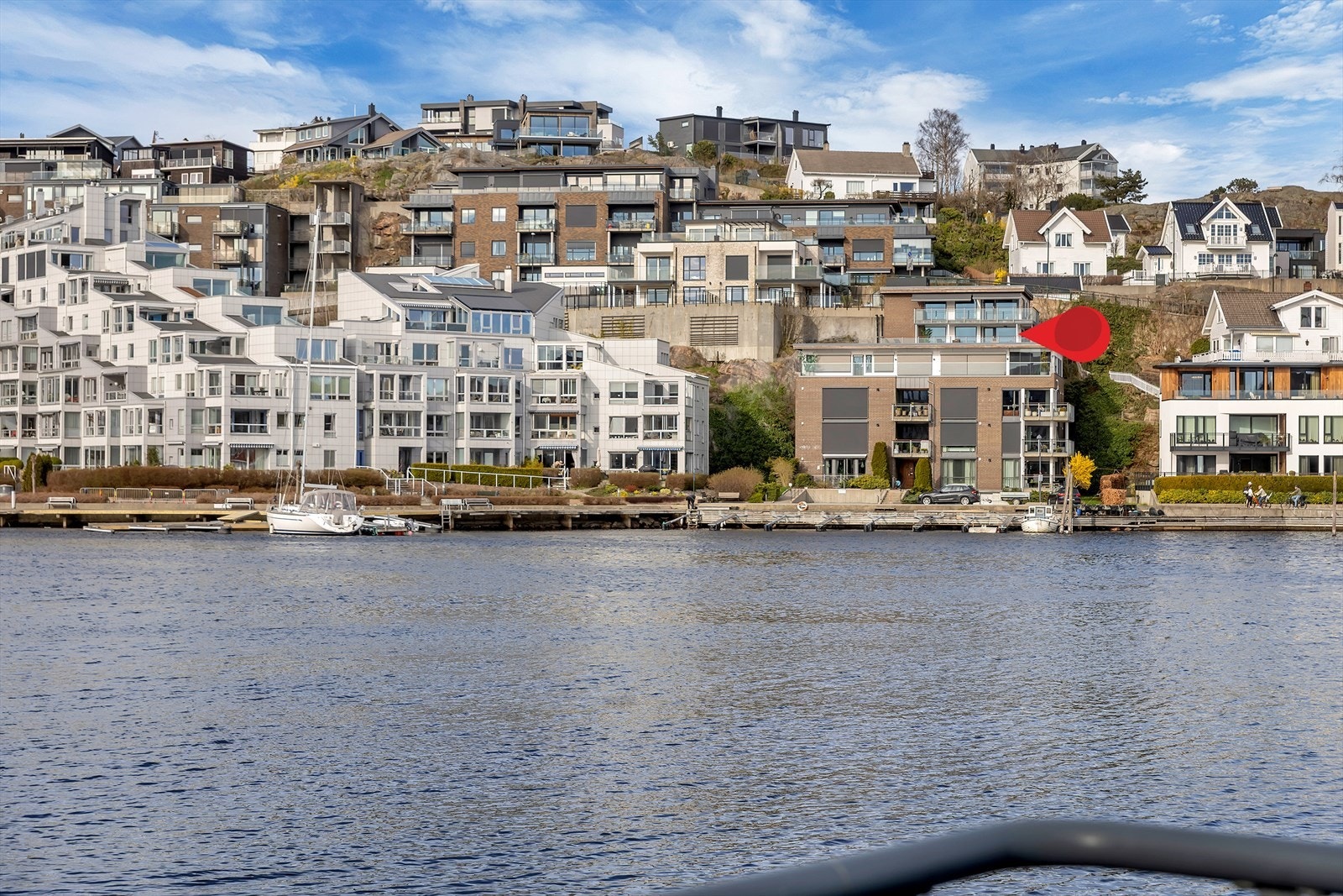 Denne eksklusive leiligheten ligger i en sentral og urban beliggenhet rett ved Otra, kun en kort spasertur unna Kristiansand sentrum. Plassert alene i hele 5. etasje, tilbyr leiligheten en enestående kombinasjon av privatliv, komfort og en spektakulær uts Galleribilde
