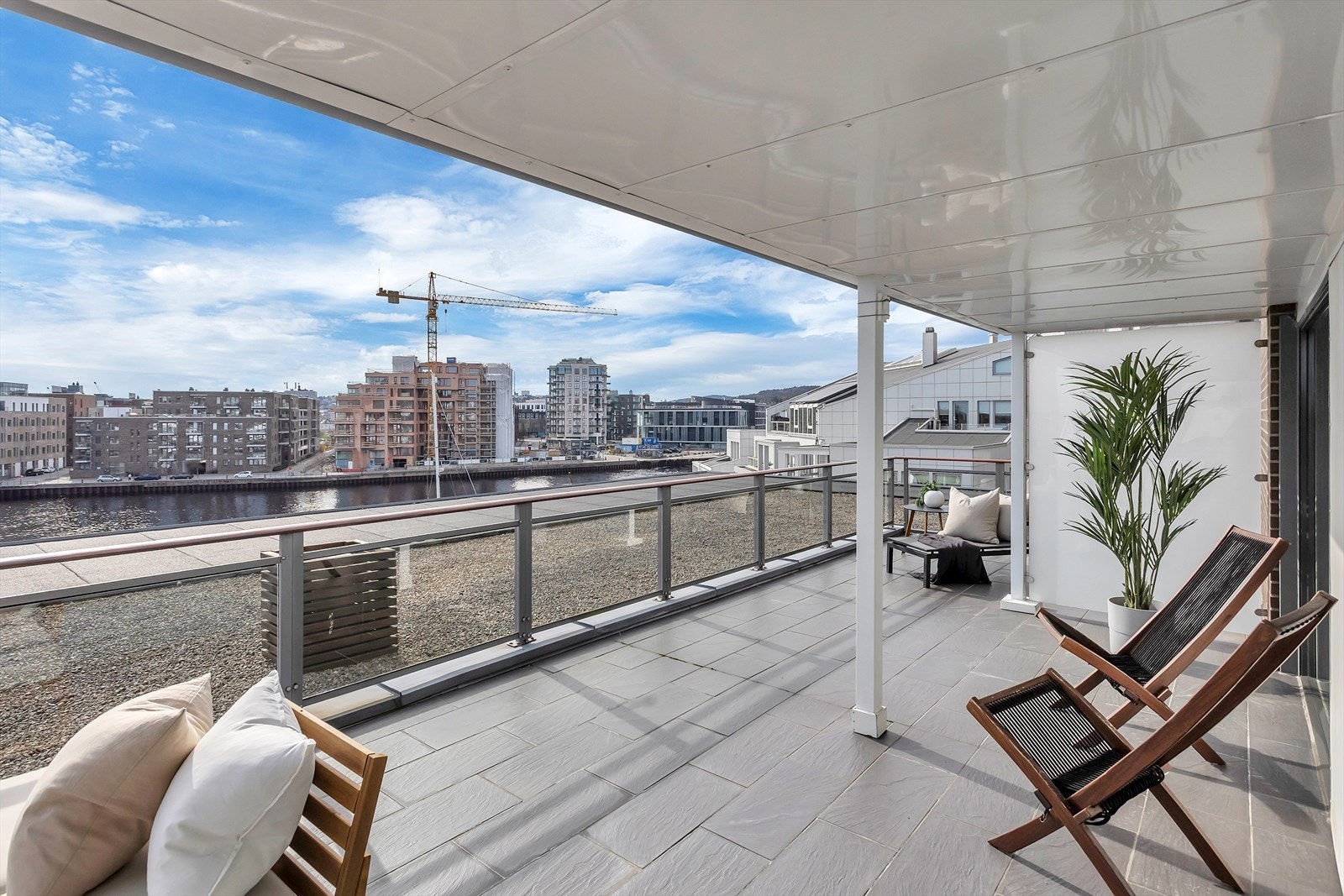 Uteplassen er svært romslig, med god plass til flere sittegrupper, som gjør den ideell for hyggelige kvelder med familie og venner. Galleribilde