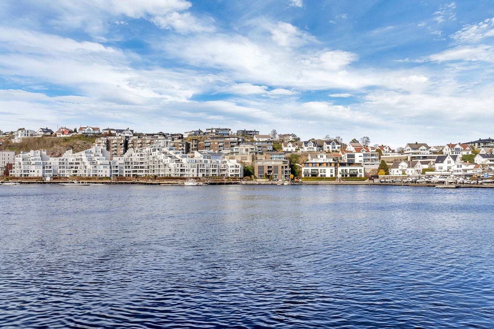Alt i alt tilbyr Prestvikveien 26 en unik kombinasjon av historisk sjarm, moderne bekvemmeligheter og nærhet til både byliv og natur. Dette er en bolig som passer for dem som ønsker det lille ekstra i hverdagen! Galleribilde
