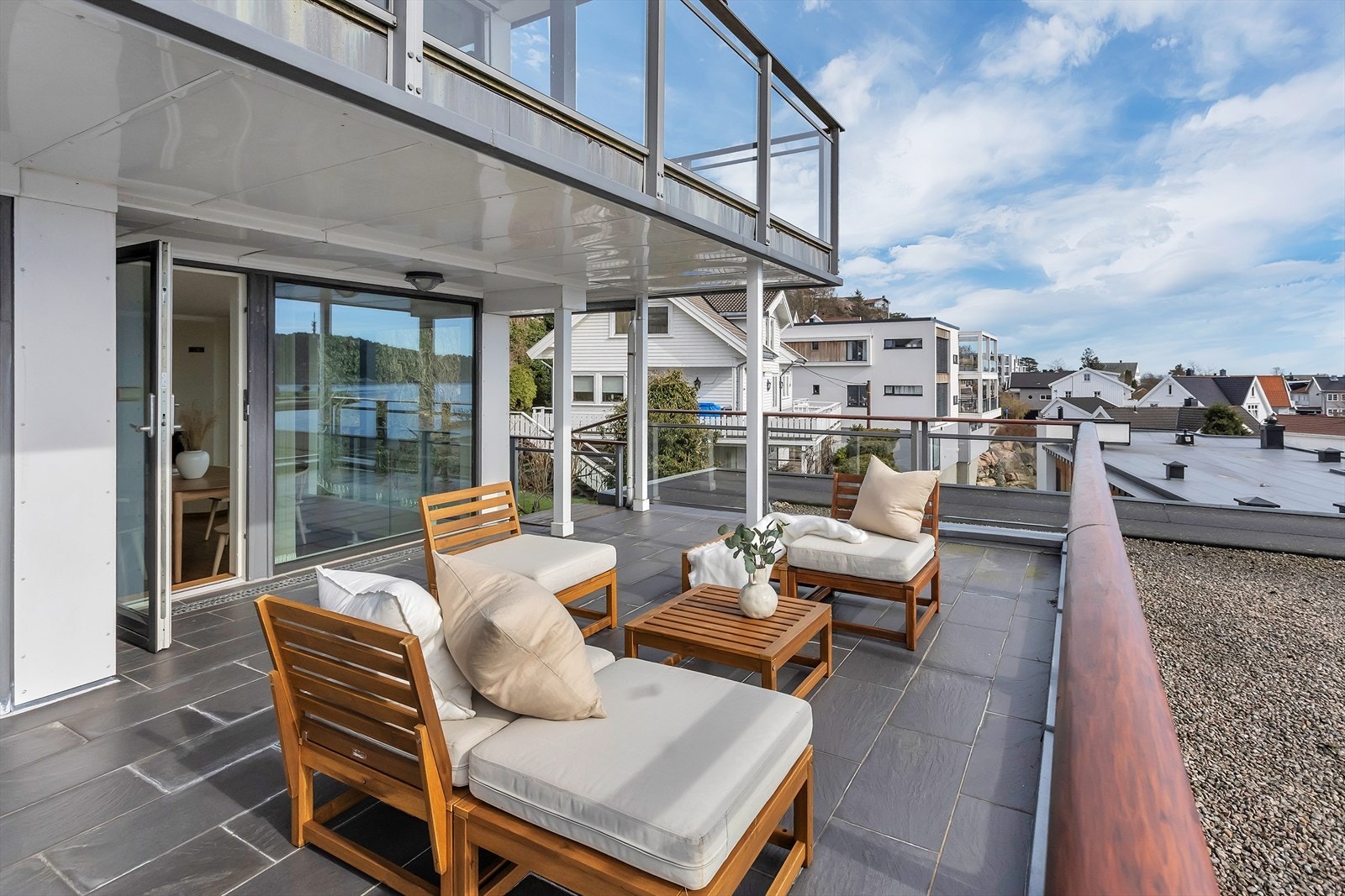 Med sin tilbaketrukne plassering bak frontbygget, kan du nyte en stor og usjenert terrasse som er perfekt for lange sommerdager og avslappende kvelder. Galleribilde