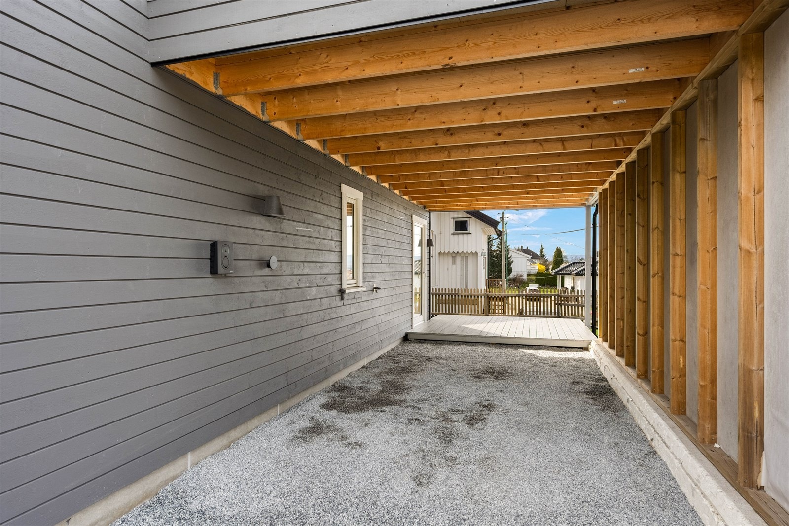 Parkering i carport med el-billader og på gruset oppstillingsplass ved siden av carport Galleribilde
