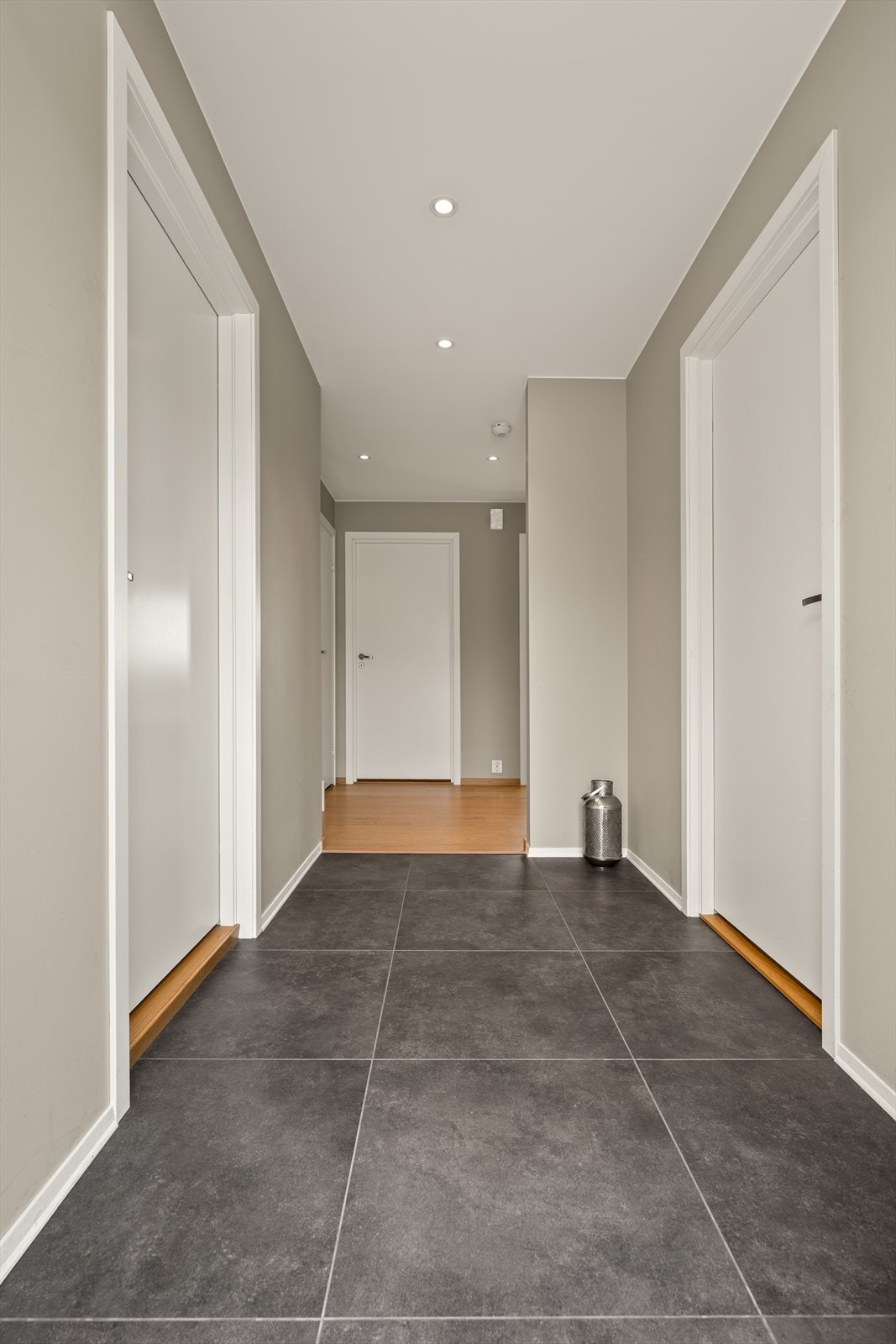 Det er innfelte downlights i tak for tilpasset belysning Galleribilde