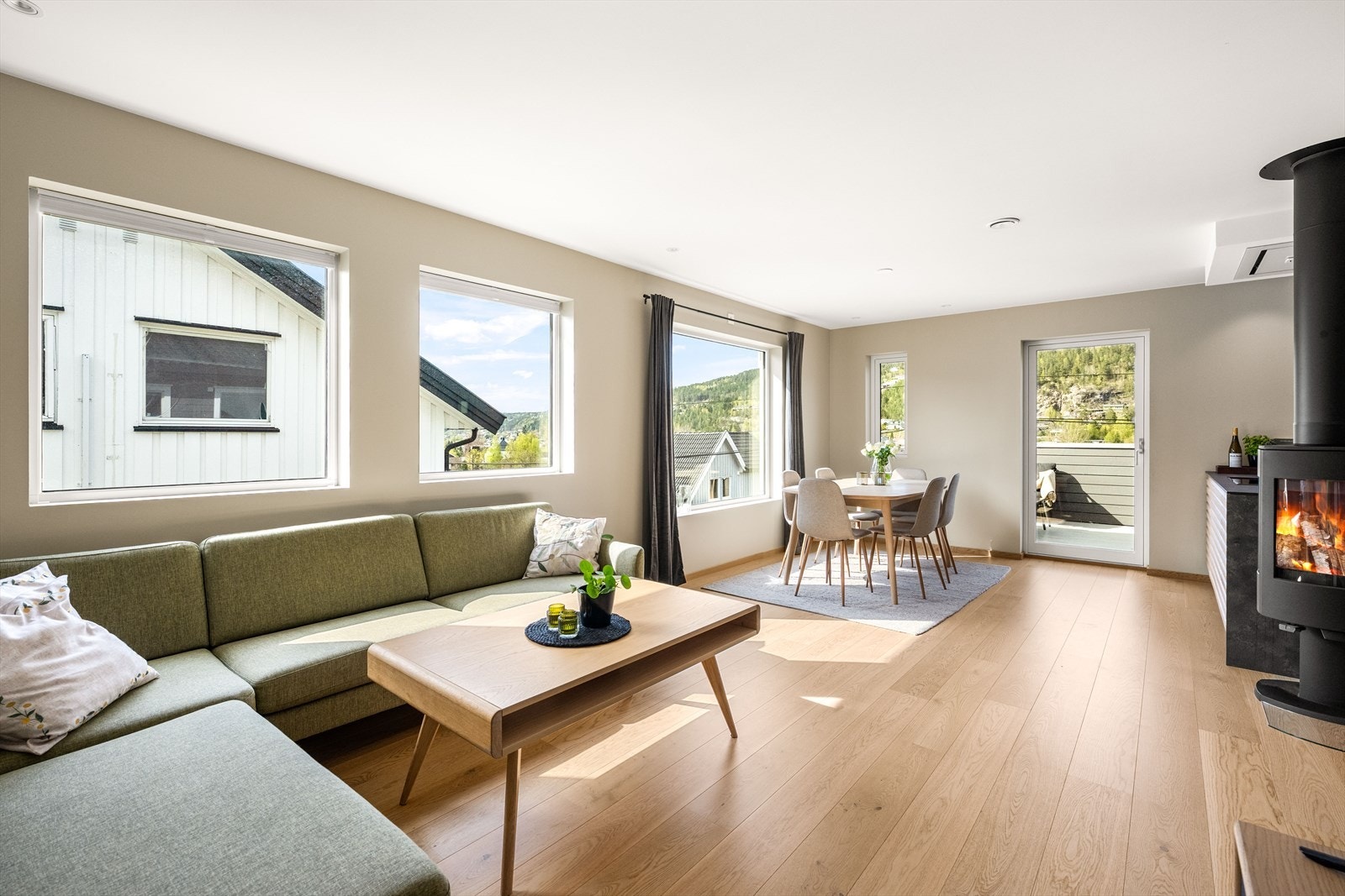 Det er montert plissegardeiner for de to vinduene over sofa i stuen. Galleribilde