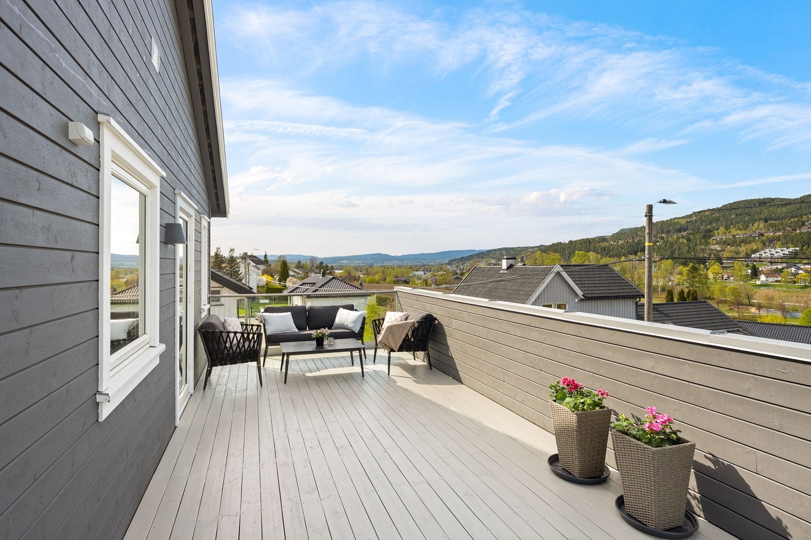 Dette er en moderne halvpart av tomannsbolig fra 2023 med flott beliggenhet i Mjøndalen - Boligen har fine uteområder med terrasse, platting og felles hage Galleribilde