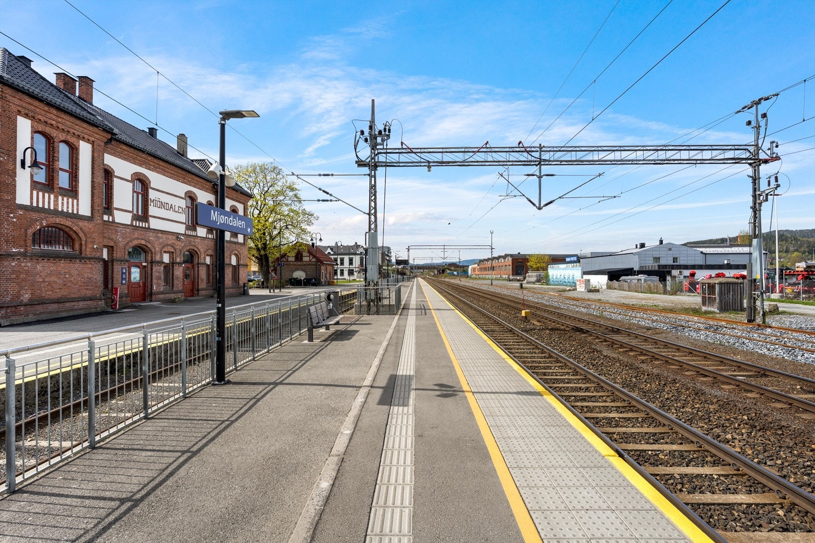Mjøndalen stasjon med avganger mot Drammen og Kongsberg Galleribilde