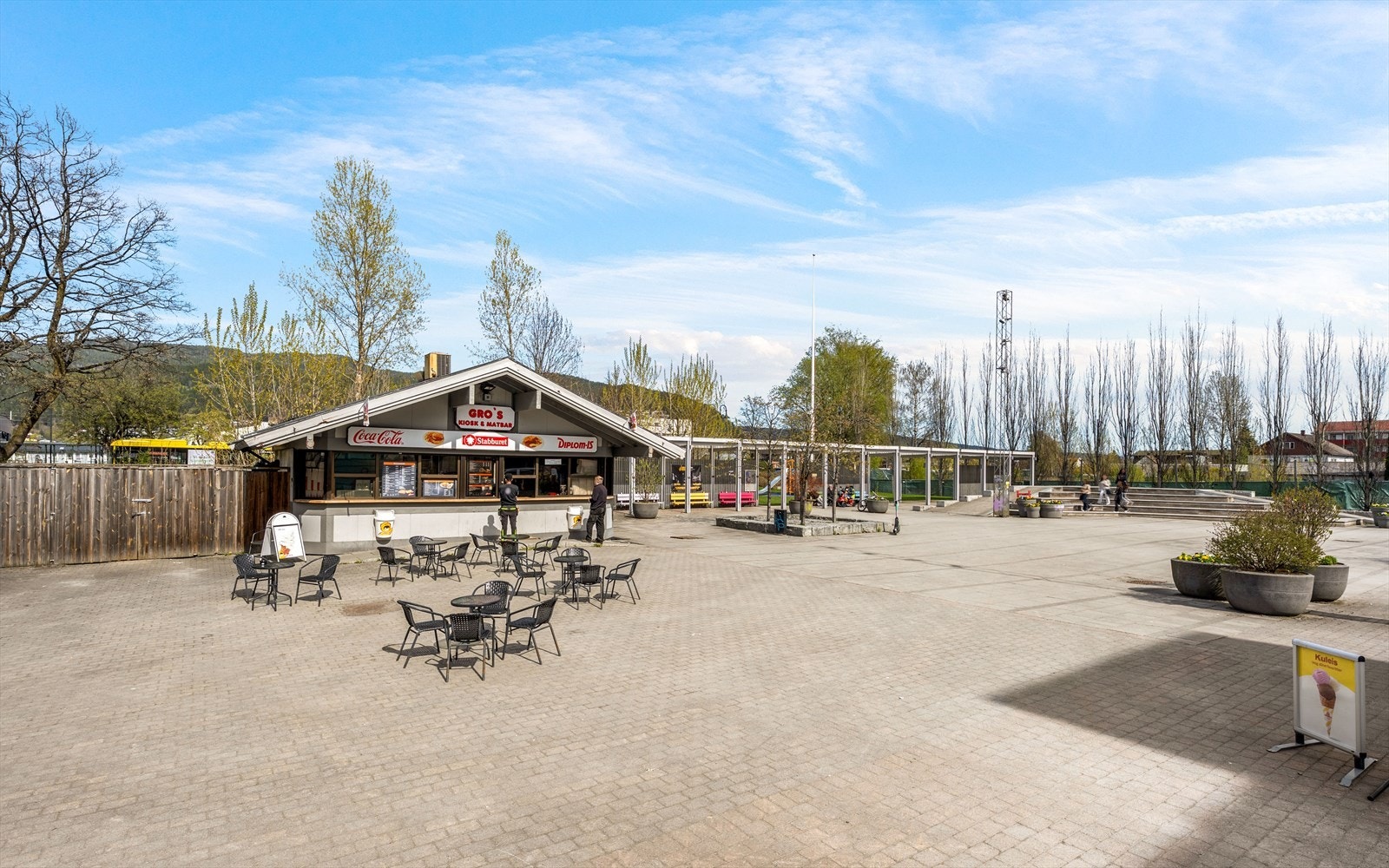 Mjøndalen sentrum med torg, butikker, buss og togstasjon. Her er det og fin lekeplass like ved barneskolen Galleribilde