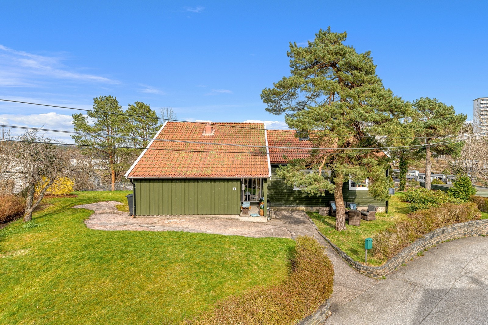 Tomten er regulert til tomannsbolig, noe som gir spennende utviklingsmuligheter. Dette er en sjelden mulighet i et område hvor tilsvarende tomter og prosjekter sjelden kommer for salg Galleribilde