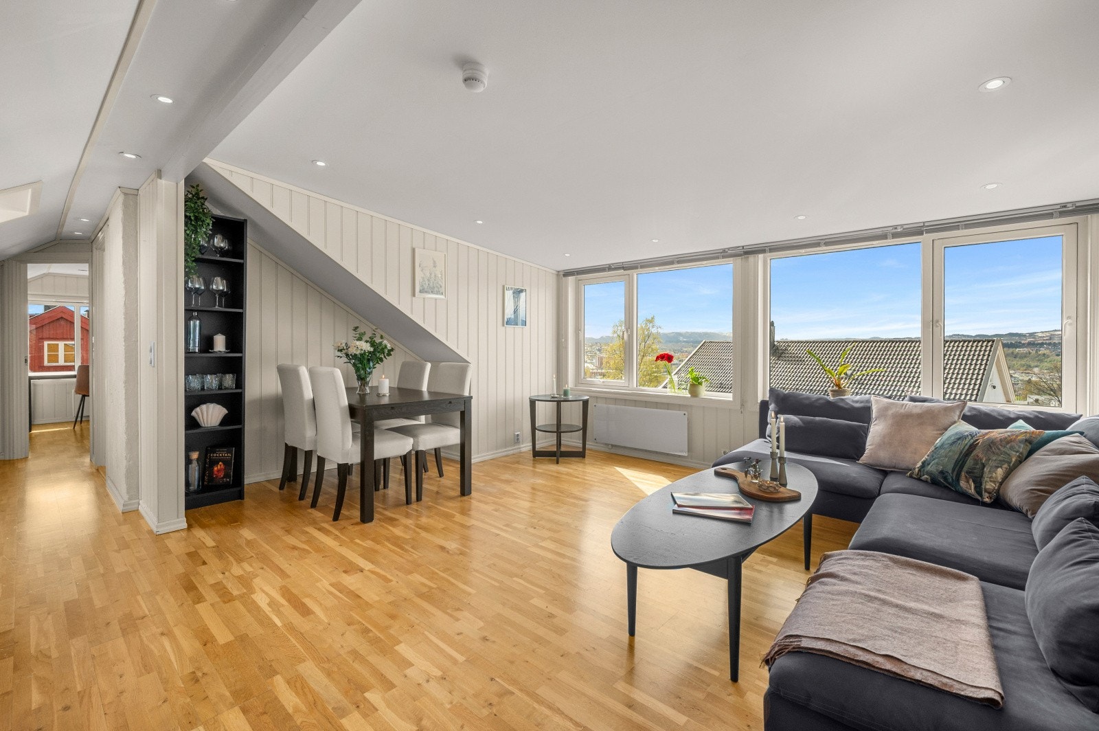 Gjennomgående lys stue med plass til både sofagruppe og spisebord. Galleribilde