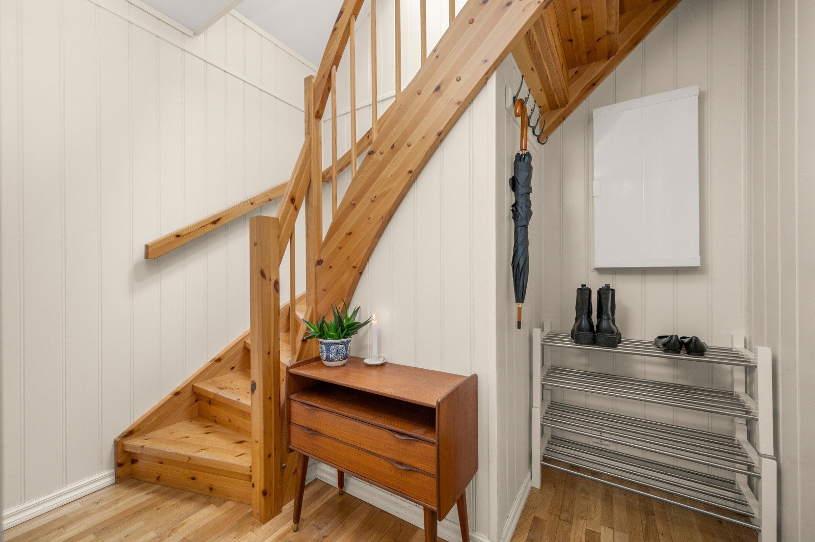 Entré med trappeadkomst og god plass til sko og yttertøy. Galleribilde