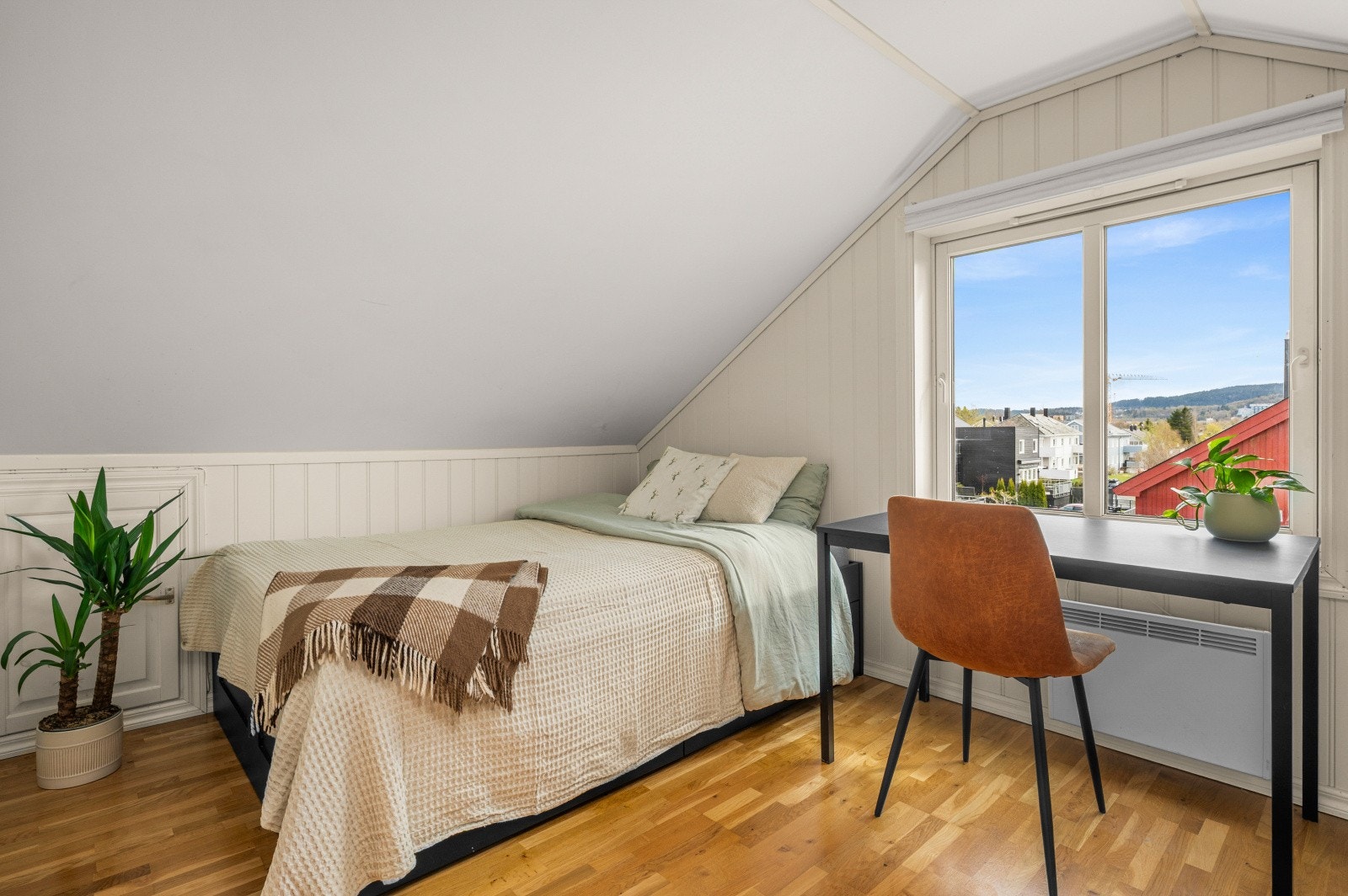 Soverom 2 har god plass til både seng og skrivebord. Galleribilde